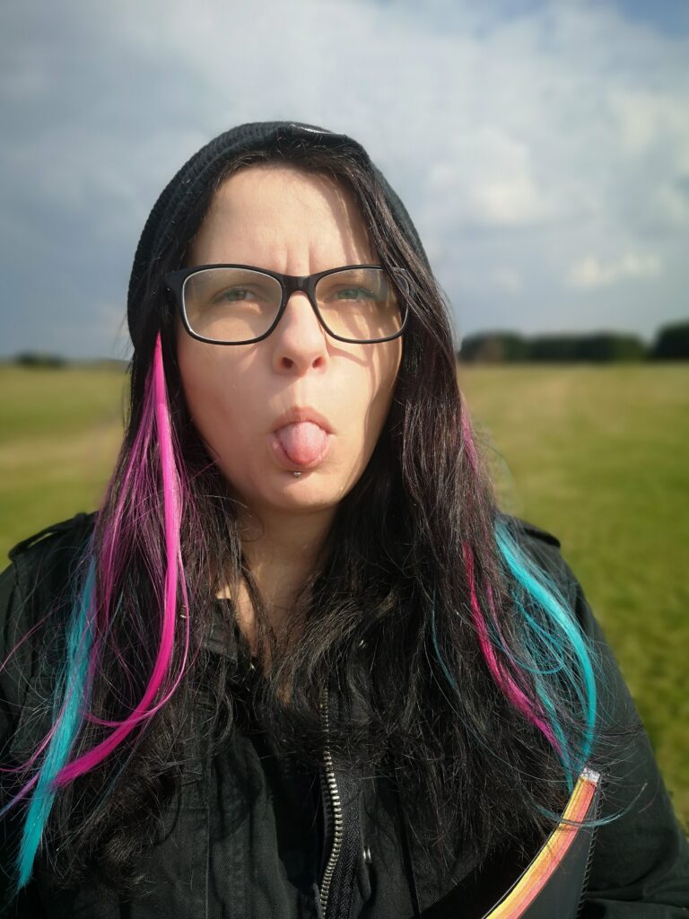 Babsi, die Knalltüte, streckt dir frech die Zunge raus.